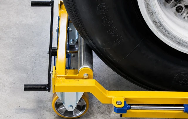 KUNZ LogMove clamping of aircraft wheel